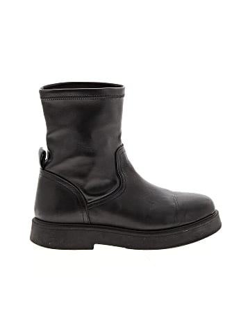 Coach and Four Boots (view 1)