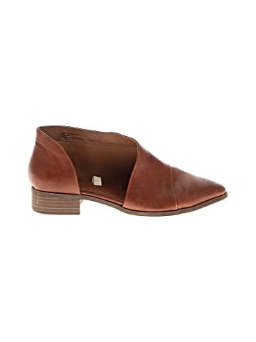 Universal Thread Flats (view 1)