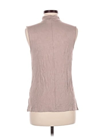 Jennifer Lopez Sleeveless Top (view 2)
