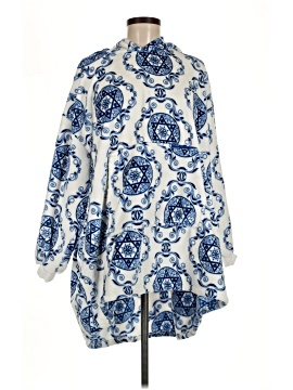 Marlo Lorenz Poncho (view 1)
