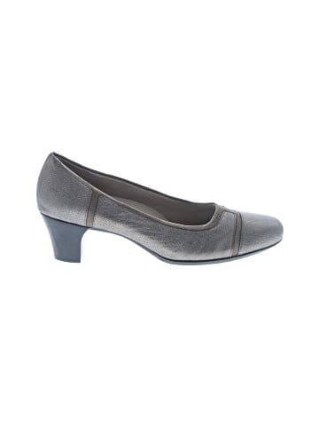 Munro American Heels (view 1)