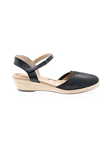 Kelly & Katie Wedges (view 1)