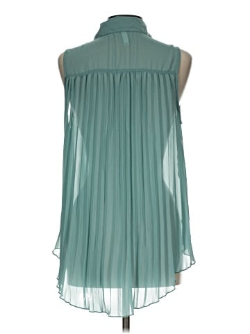 Xhilaration Sleeveless Button-Down Shirt (view 2)