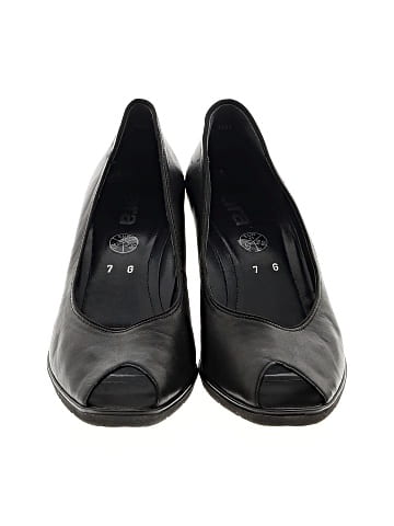 Ara Heels (view 2)