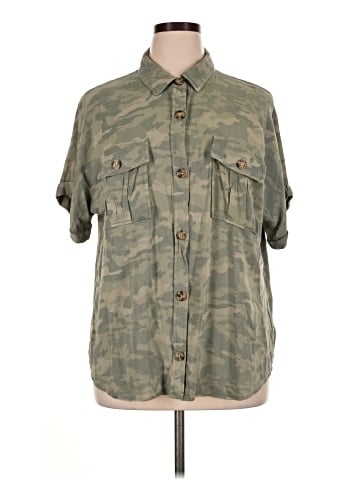 Maurices Short Sleeve Button-Down Shirt (view 1)