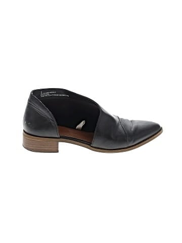 Universal Thread Flats (view 1)