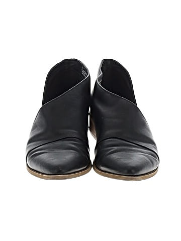 Universal Thread Flats (view 2)