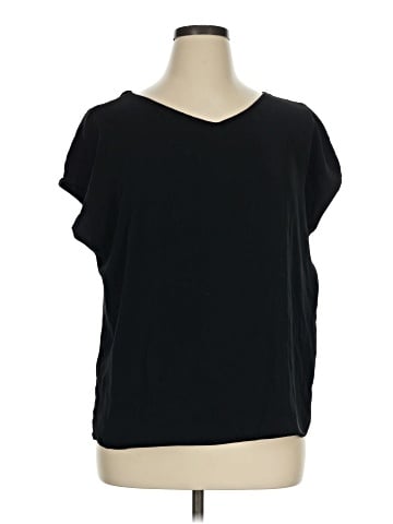 Elizabeth & Clarke Short Sleeve Top (view 1)