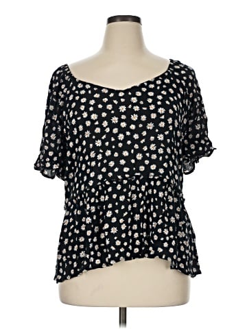 Maurices Short Sleeve T-Shirt (view 1)