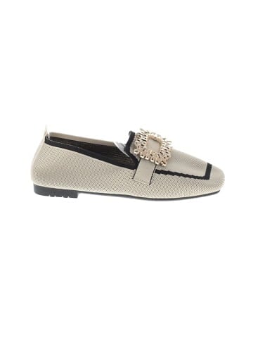 Unbranded Flats (view 1)