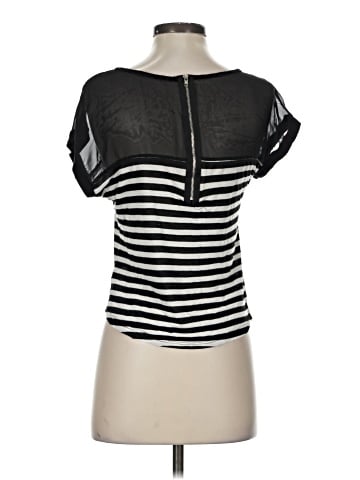 Charlotte Russe Short Sleeve T-Shirt (view 2)