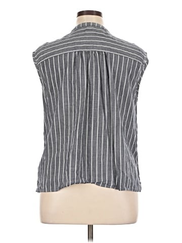 Old Navy Sleeveless Button-Down Shirt (view 2)