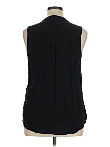 Old Navy Sleeveless Button-Down Shirt (view 2)