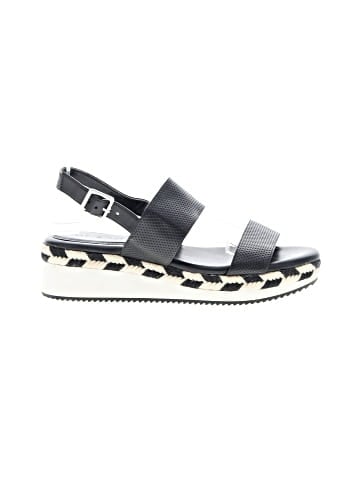 Kelly & Katie Wedges (view 1)