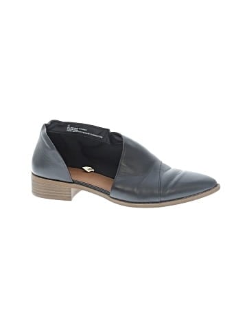 Universal Thread Flats (view 1)
