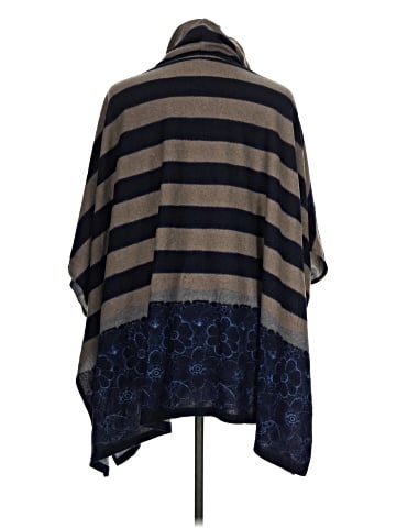 Chicue Poncho (view 2)
