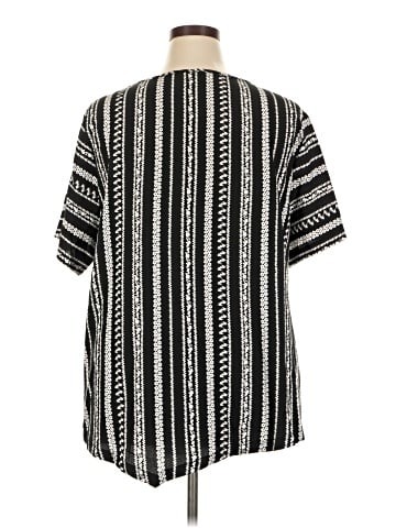 BLOOMCHIC Short Sleeve T-Shirt (view 2)