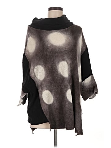 Laura Hunter Poncho (view 1)
