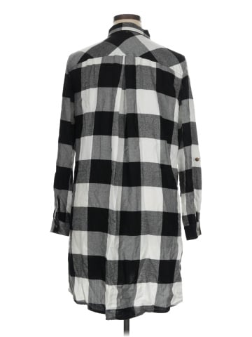 Maurices Long Sleeve Button-Down Shirt (view 2)