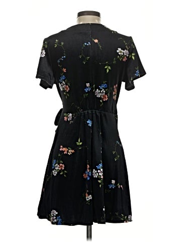 Urban Outfitters Casual Dress (view 2)