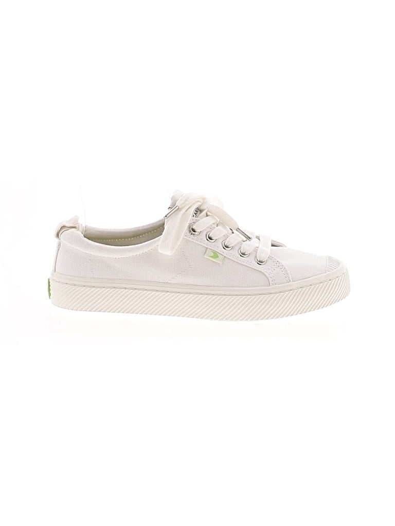 Pre-owned Cariuma Sneakers In White