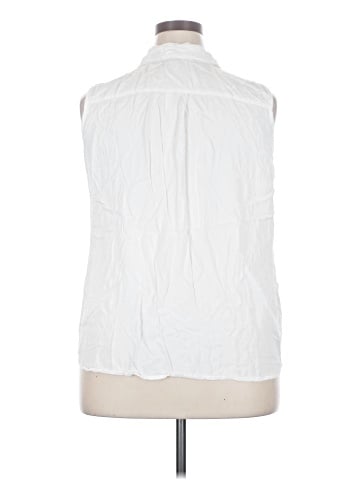 North Style Sleeveless Button-Down Shirt (view 2)