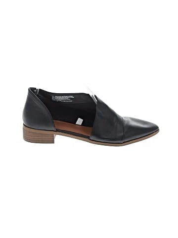 Universal Thread Flats (view 1)