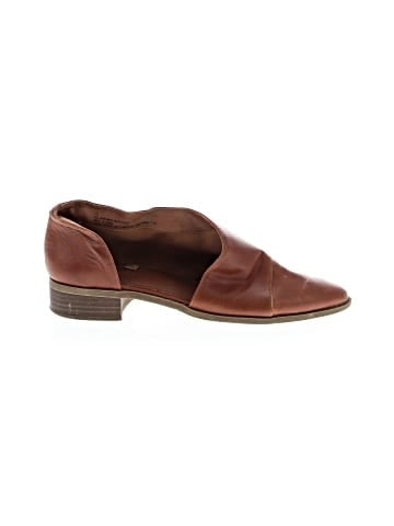 Universal Thread Flats (view 1)