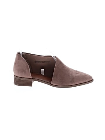 Universal Thread Flats (view 1)