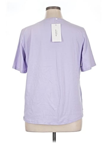 BLOOMCHIC Short Sleeve T-Shirt (view 2)