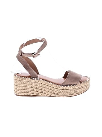 Kelly & Katie Wedges (view 1)