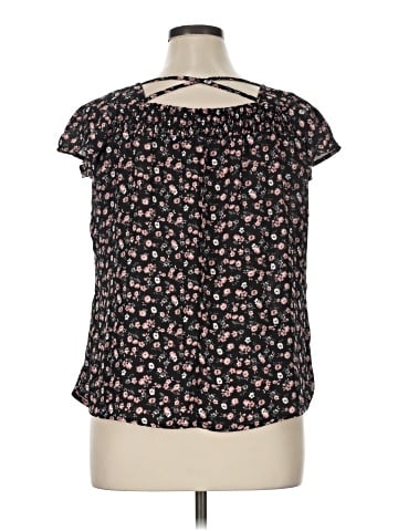 No Boundaries Short Sleeve Blouse (view 2)
