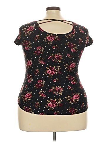 No Boundaries Short Sleeve Top (view 2)