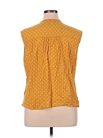 Old Navy Sleeveless Button-Down Shirt (view 2)