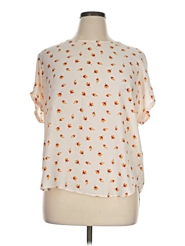 Maurices Short Sleeve T-Shirt (view 1)