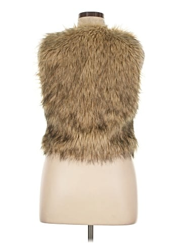 Me Jane Faux Fur Vest (view 2)