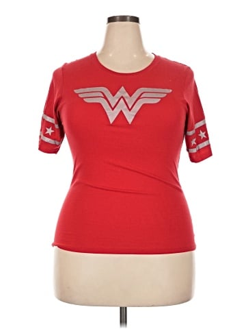 DC Comics Short Sleeve T-Shirt (view 1)