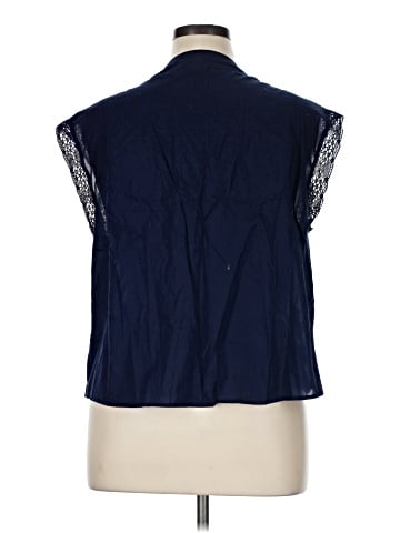 Gap Sleeveless Button-Down Shirt (view 2)
