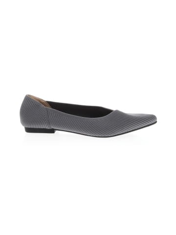 Unbranded Flats (view 1)