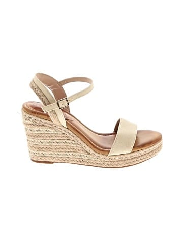 Kelly & Katie Wedges (view 1)