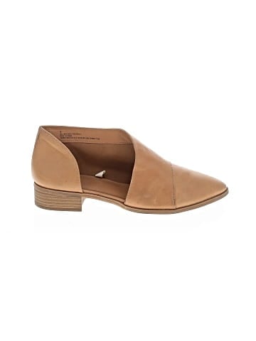 Universal Thread Flats (view 1)