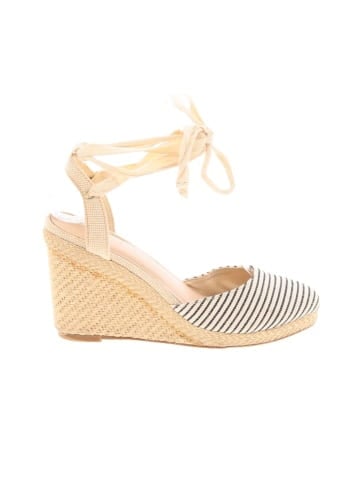 Kelly & Katie Wedges (view 1)