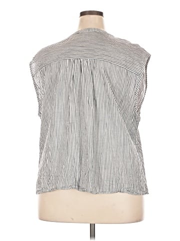 Old Navy Sleeveless Button-Down Shirt (view 2)
