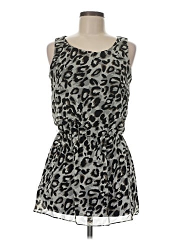 aDressing Woman Casual Dress (view 1)