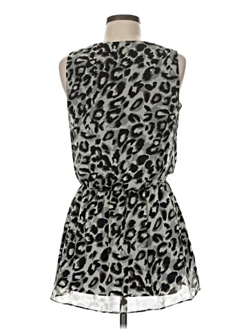 aDressing Woman Casual Dress (view 2)