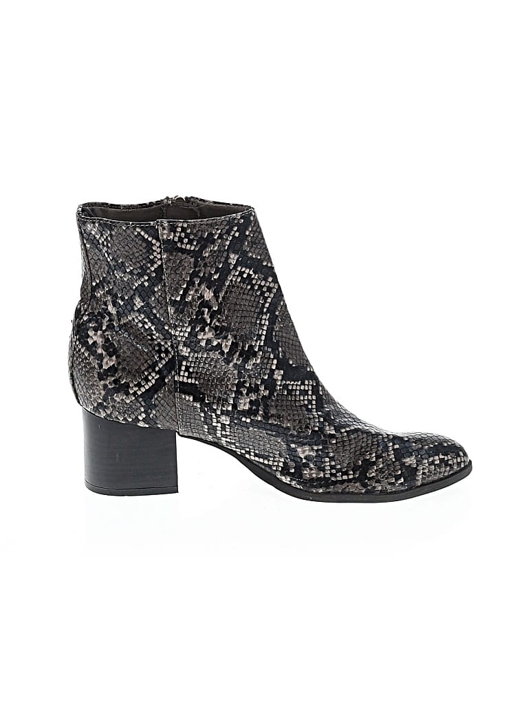 Pre-owned Old Navy Ankle Boots In Black