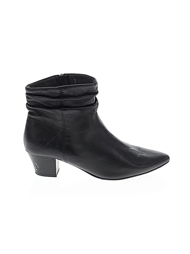 Pre-owned Clarks Ankle Boots In Black