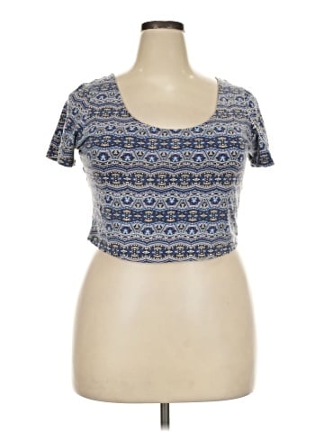 Charlotte Russe Short Sleeve T-Shirt (view 1)