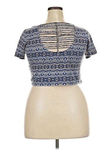 Charlotte Russe Short Sleeve T-Shirt (view 2)