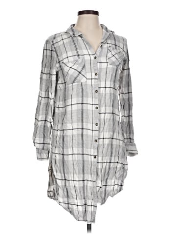 Maurices Long Sleeve Button-Down Shirt (view 1)